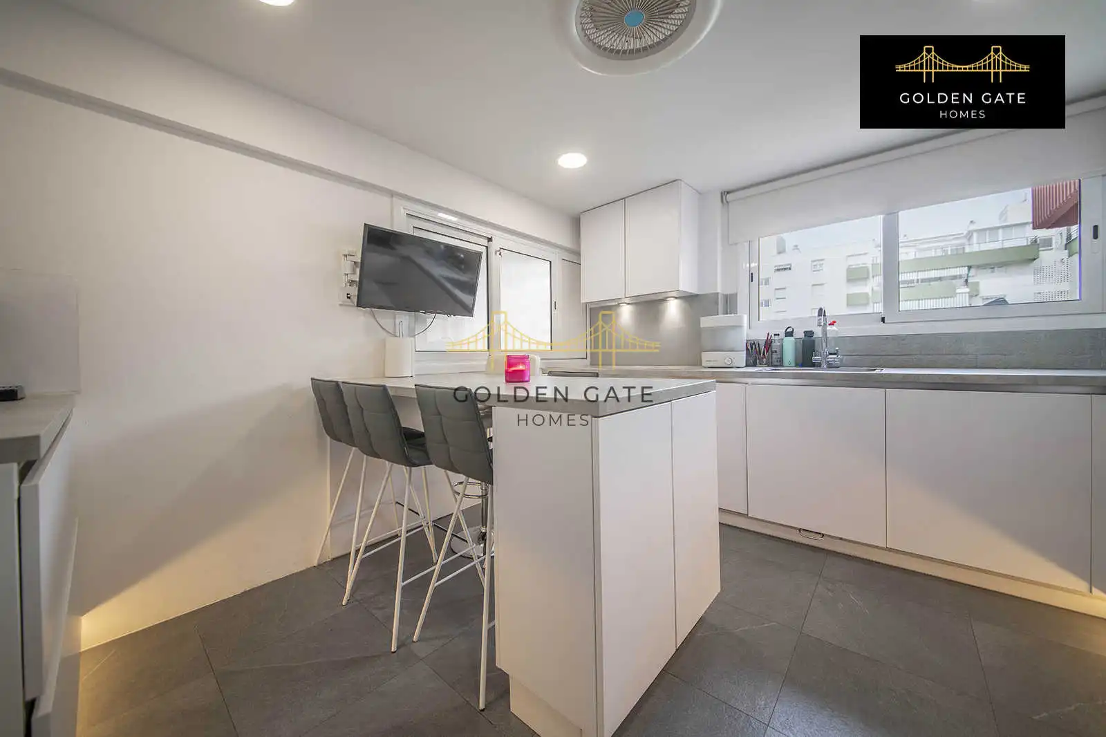 Kitchen of Flat for sale in El Masnou  with Air Conditioner, Heating and Parquet flooring