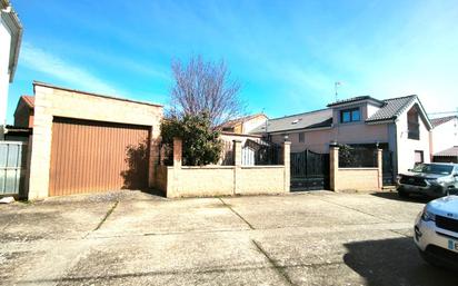 Exterior view of Single-family semi-detached for sale in Cuadros  with Terrace