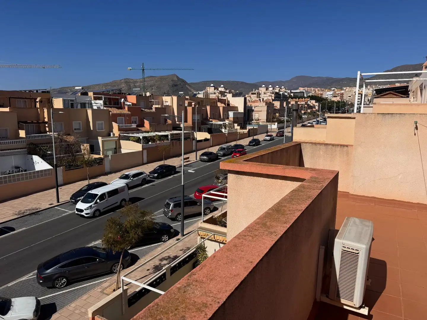 Vista exterior de Casa adosada en venda en Roquetas de Mar amb Aire condicionat, Terrassa i Traster