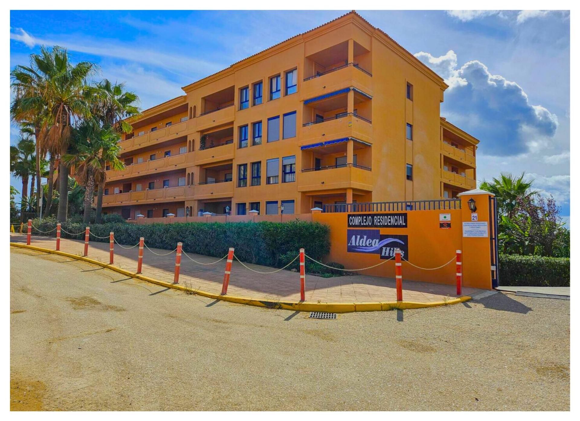 Vista exterior de Apartament de lloguer en Manilva amb Aire condicionat, Jardí privat i Balcó