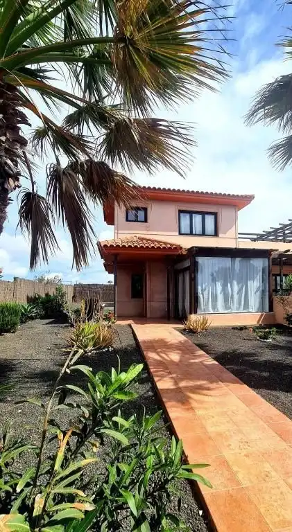 Vista exterior de Casa o xalet en venda en La Oliva amb Jardí privat i Piscina comunitària