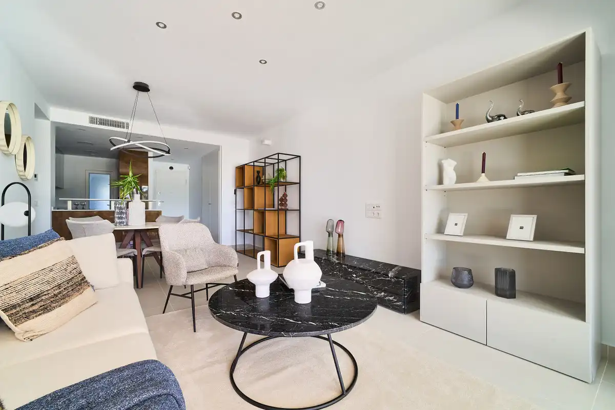 Sala d'estar de Planta baixa en venda en Estepona amb Aire condicionat, Jardí privat i Terrassa