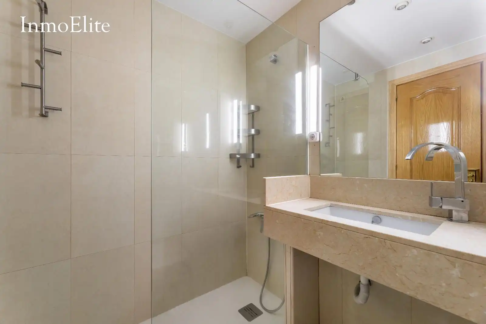 Bathroom of Flat for sale in Madrid  with Heating, Parquet flooring and Storage room