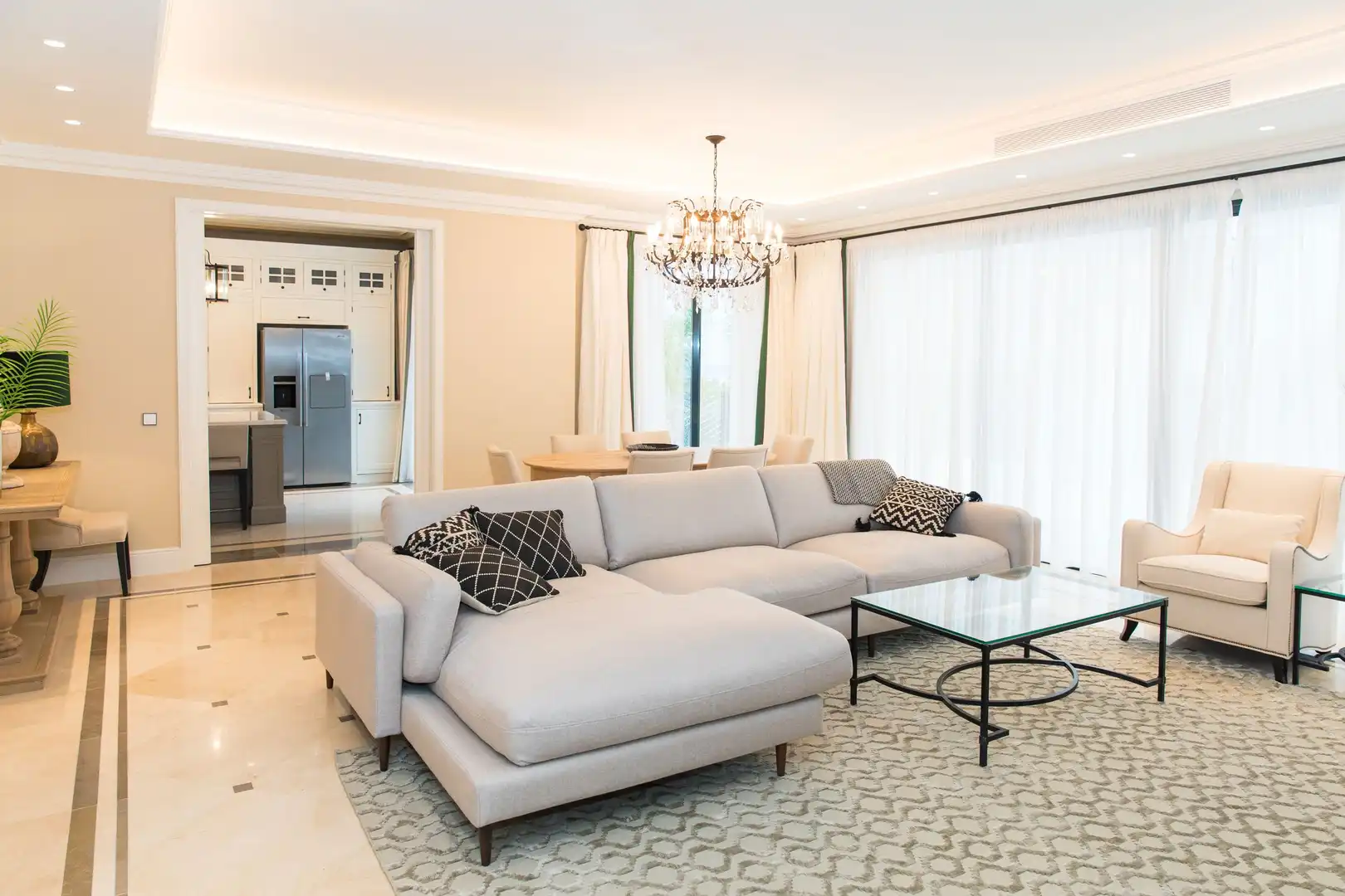 Sala de estar de Casa o chalet en venta en Benahavís con Aire acondicionado, Calefacción y Jardín privado