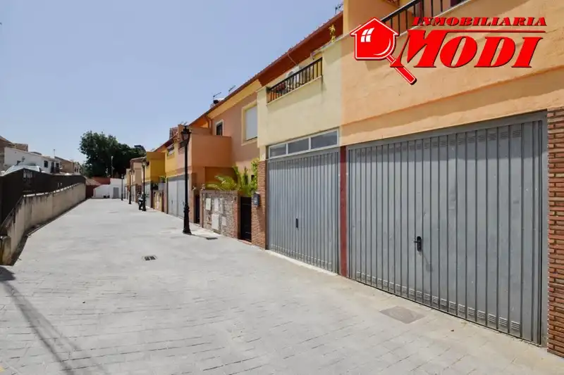 Vista exterior de Casa adosada en venta en Alhendín con Calefacción, Jardín privado y Terraza