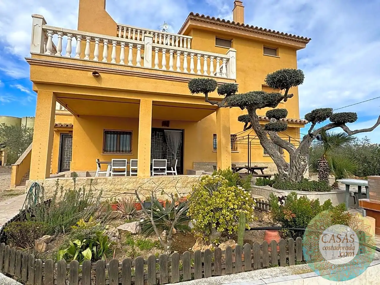 Country house with pool for sale in Camarles