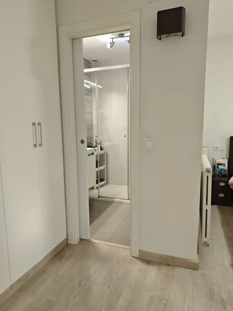 Badezimmer von Einfamilien-Reihenhaus zum Verkauf in Cubelles mit Klimaanlage, Heizung und Privatgarten