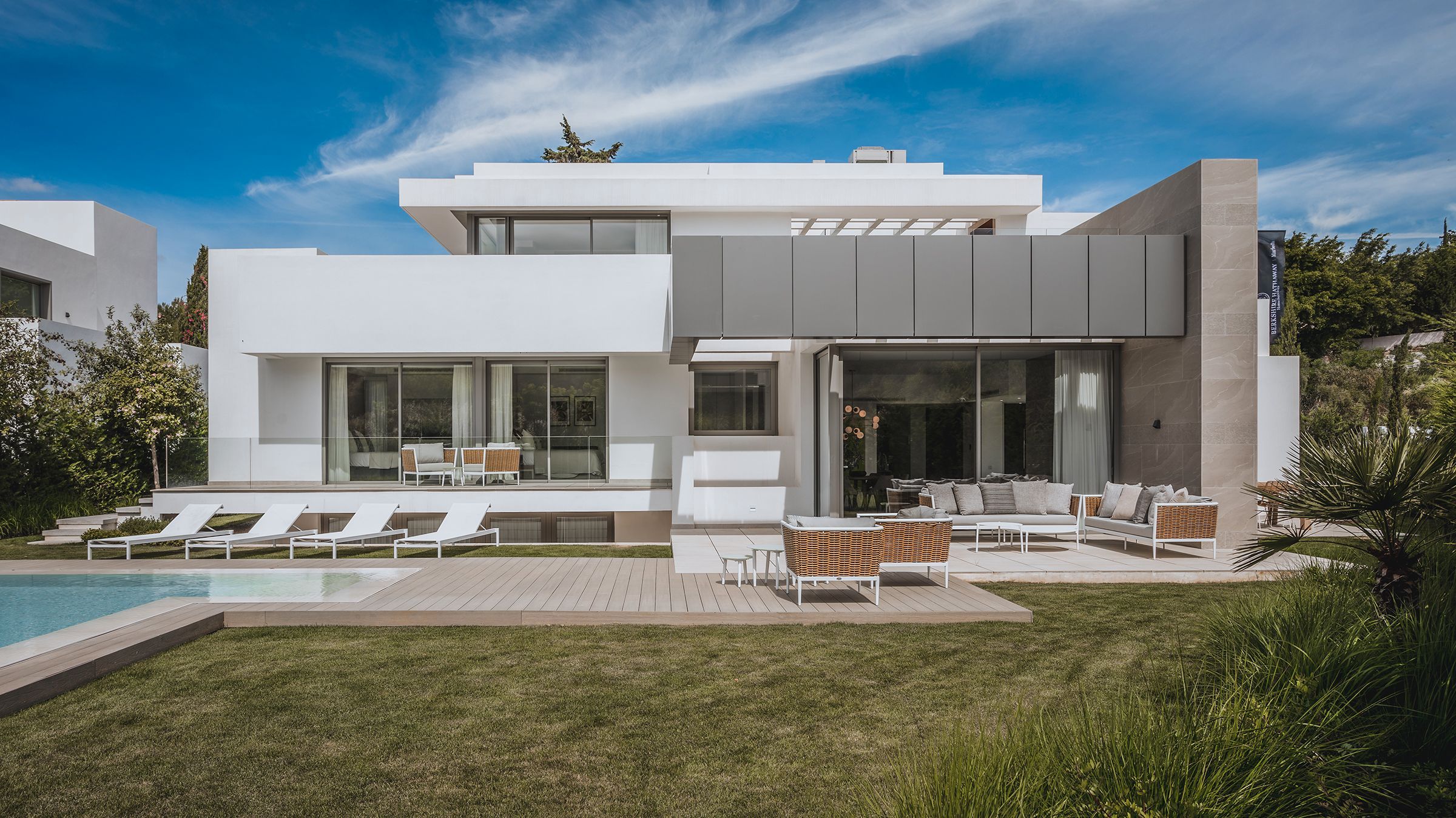 Exterior view of House or chalet for sale in Estepona  with Air Conditioner, Private garden and Parquet flooring