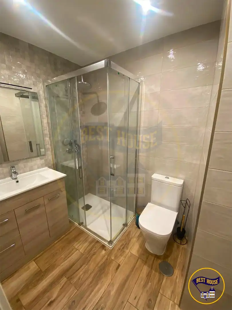 Bathroom of Flat for share in Cuenca  with Air Conditioner, Heating and Parquet flooring