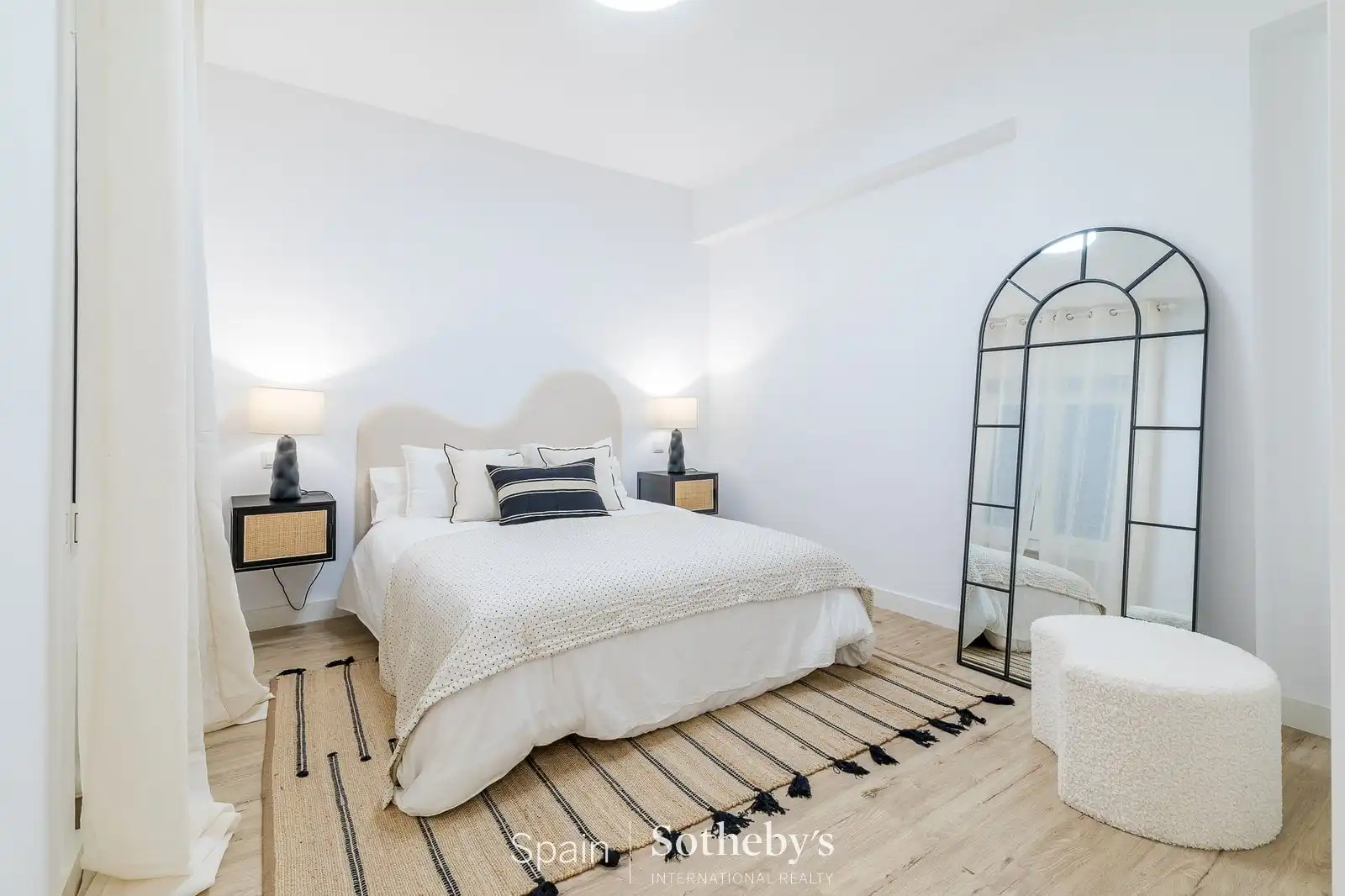 Dormitori de Apartament de lloguer en Madrid amb Aire condicionat, Calefacció i Terrassa