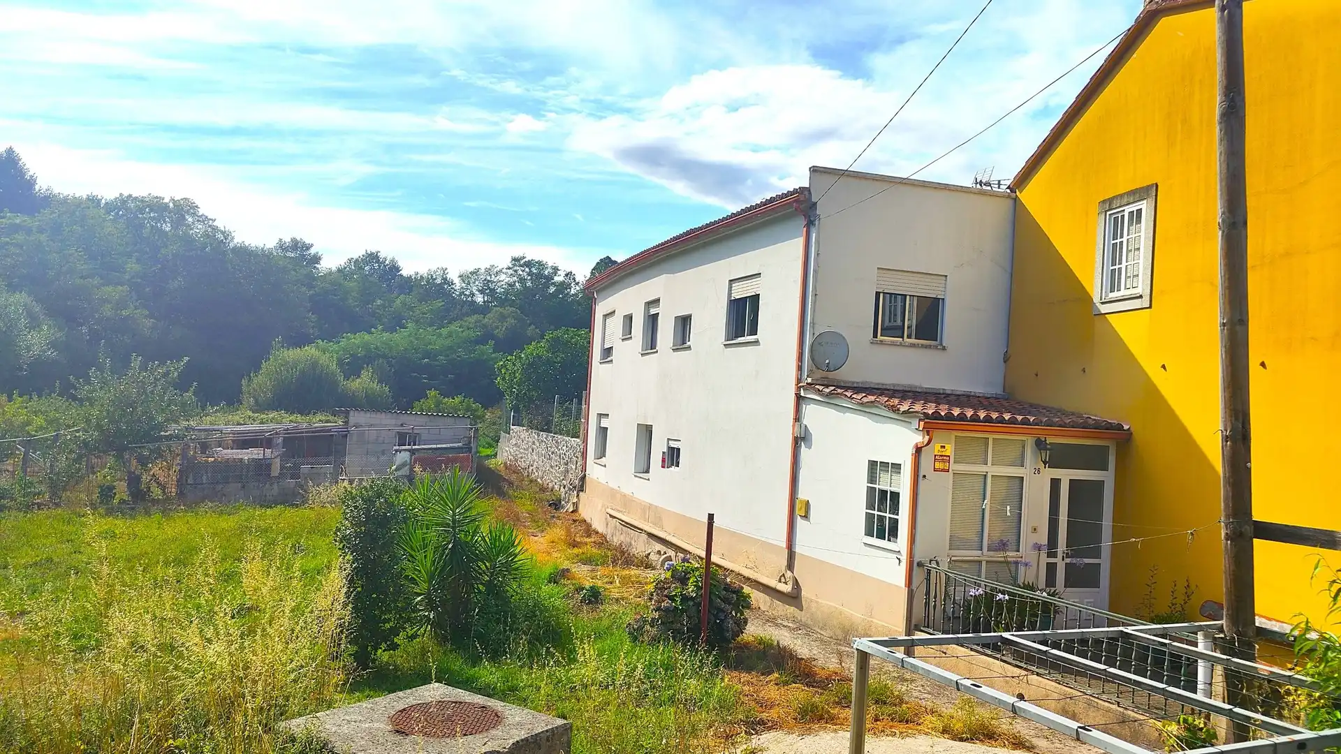 Vista exterior de Casa o xalet en venda en Santiago de Compostela  amb Jardí privat i Moblat