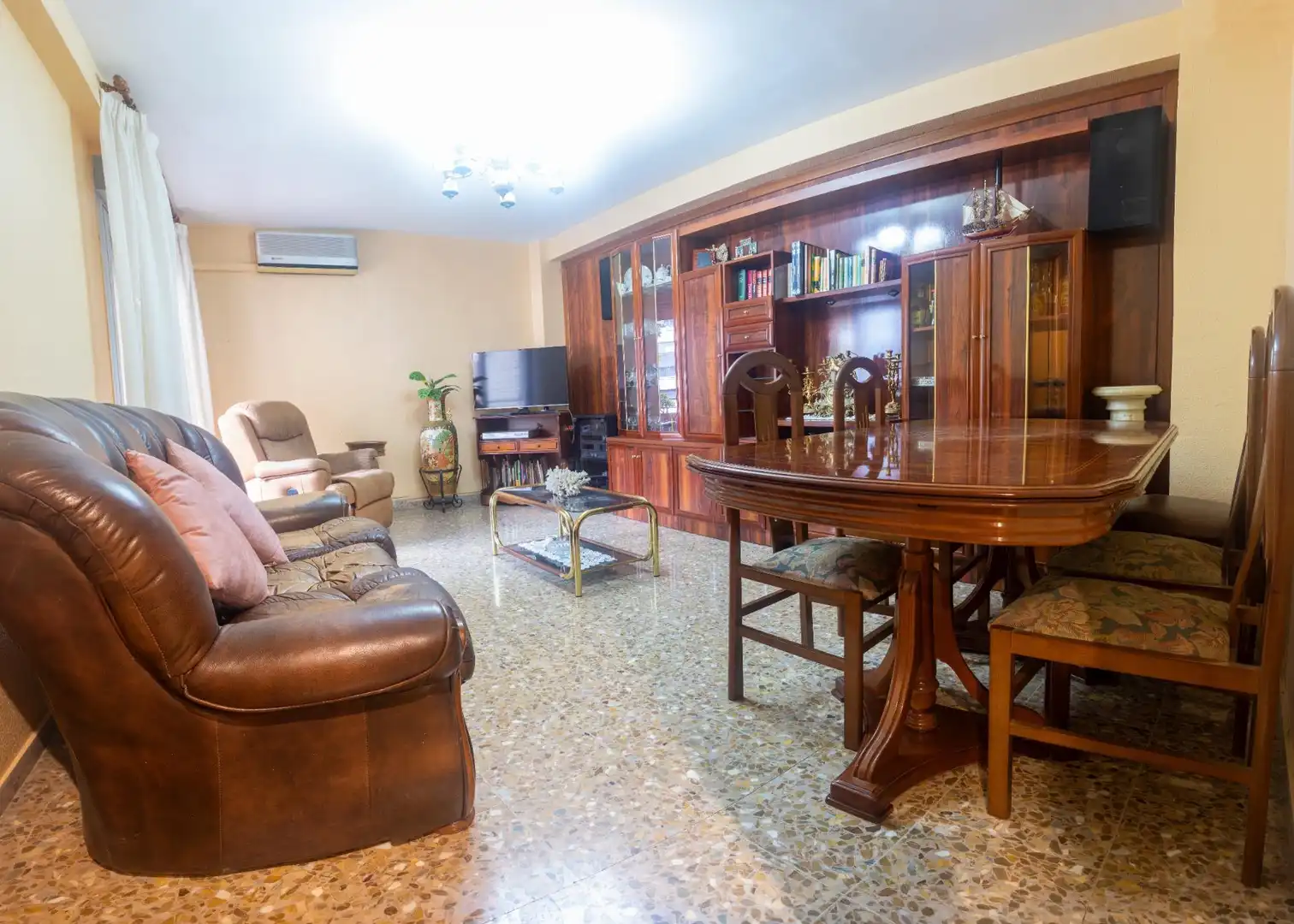Living room of Flat for sale in Zaragoza  with Air Conditioner, Heating and Storage room