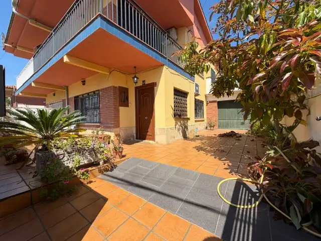 Vista exterior de Casa adosada en venta en Premià de Mar con Aire acondicionado, Calefacción y Jardín privado