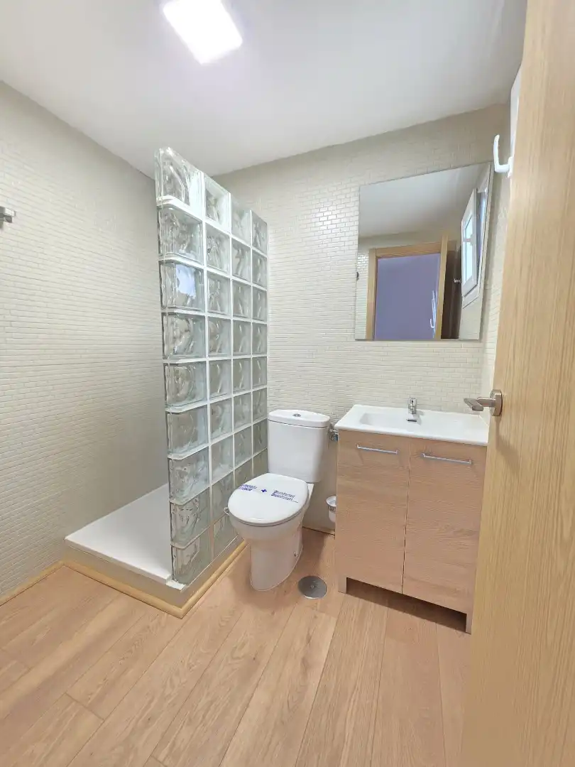 Badezimmer von Erdgeschoss zum Verkauf in Algeciras mit Privatgarten und Parkett