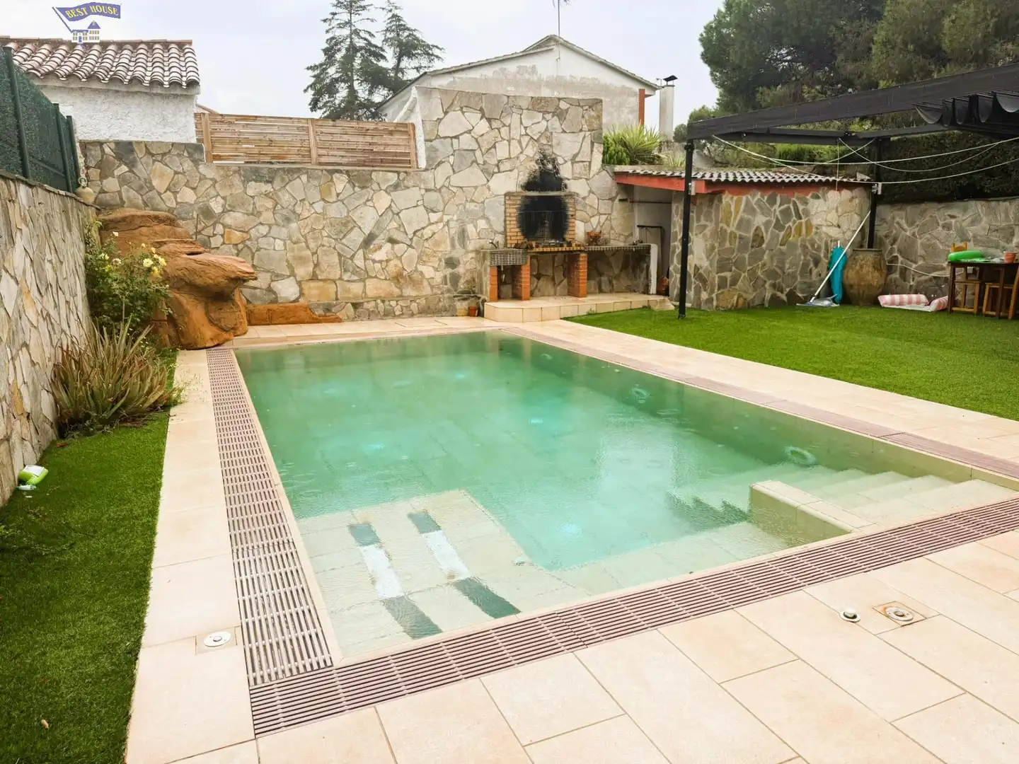 Piscina de Casa o chalet en venta en Barberà del Vallès con Calefacción, Jardín privado y Parquet