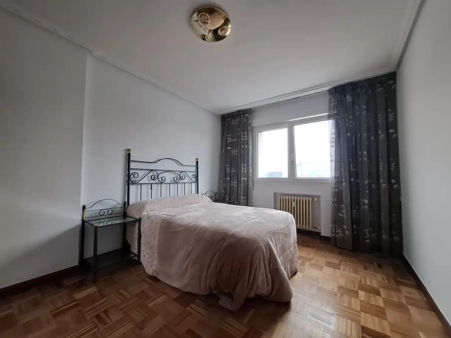 Schlafzimmer von Wohnung zur Miete in Gijón  mit Heizung und Parkett