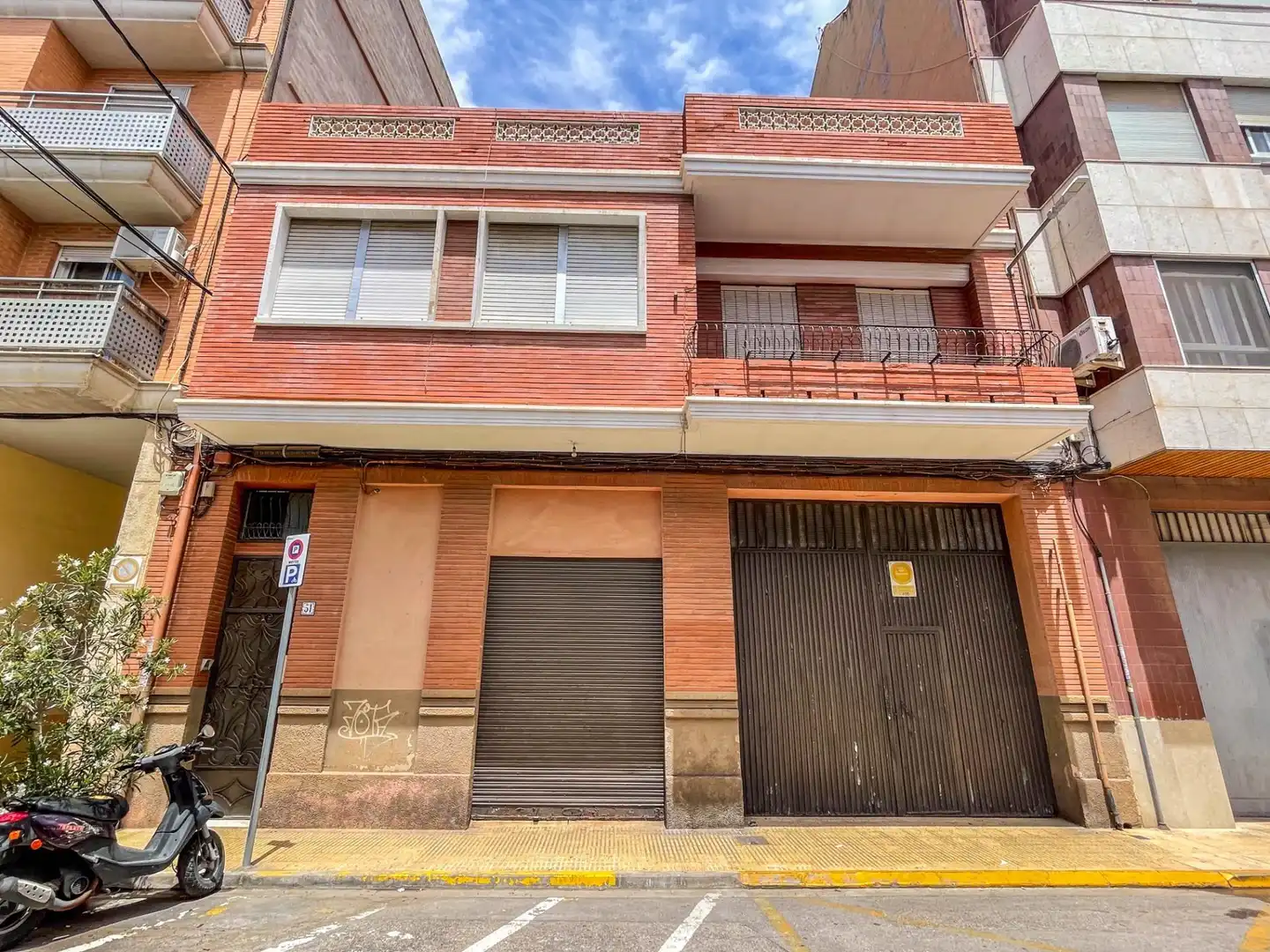 Exterior view of Houses for sale in Catarroja  with Balcony