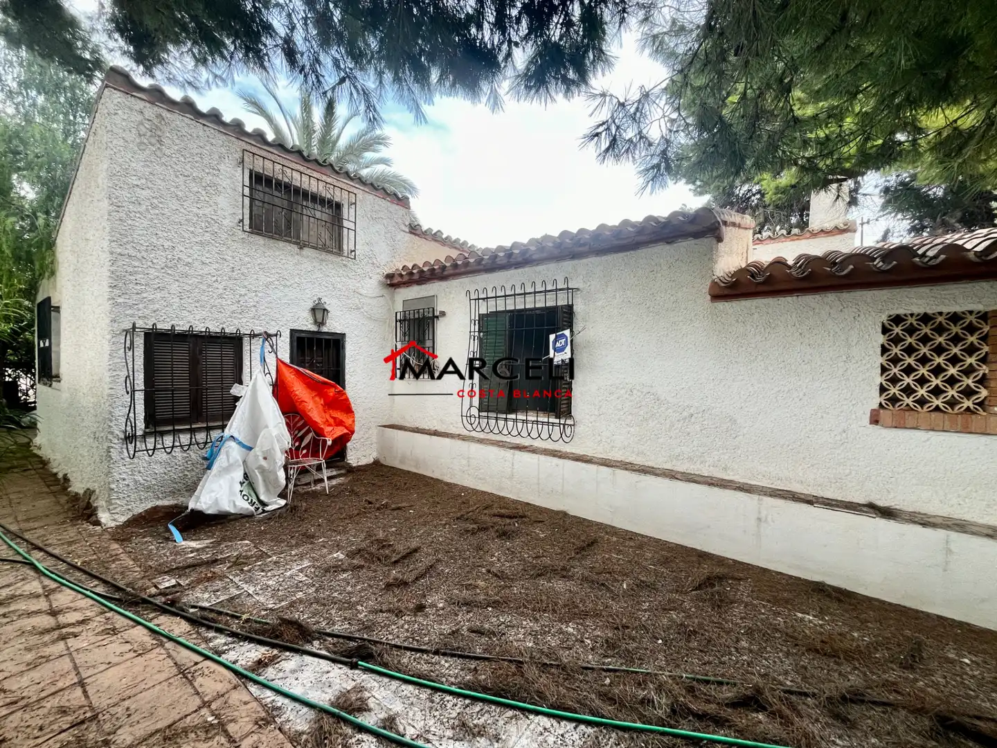 Vista exterior de Casa o xalet en venda en Orihuela amb Jardí privat, Terrassa i Moblat