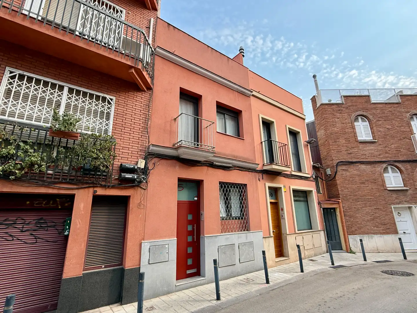 Vista exterior de Casa adosada en venda en Barcelona amb Aire condicionat, Calefacció i Jardí privat