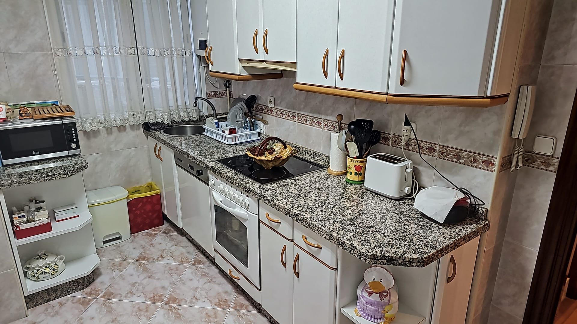 Kitchen of Flat for sale in Oviedo   with Heating, Parquet flooring and Oven