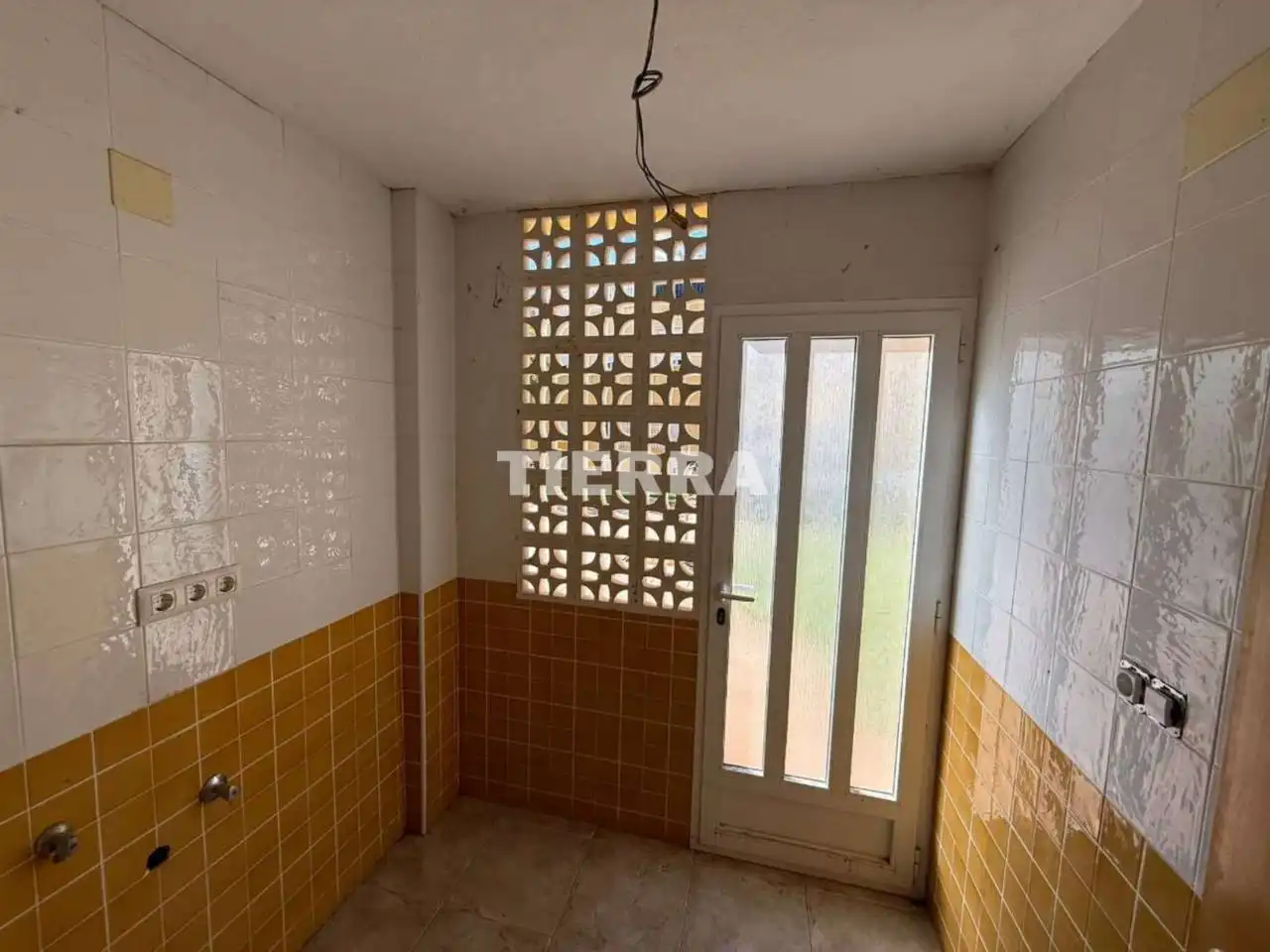 Habitación de Piso en venta en Salinas con Piscina comunitaria
