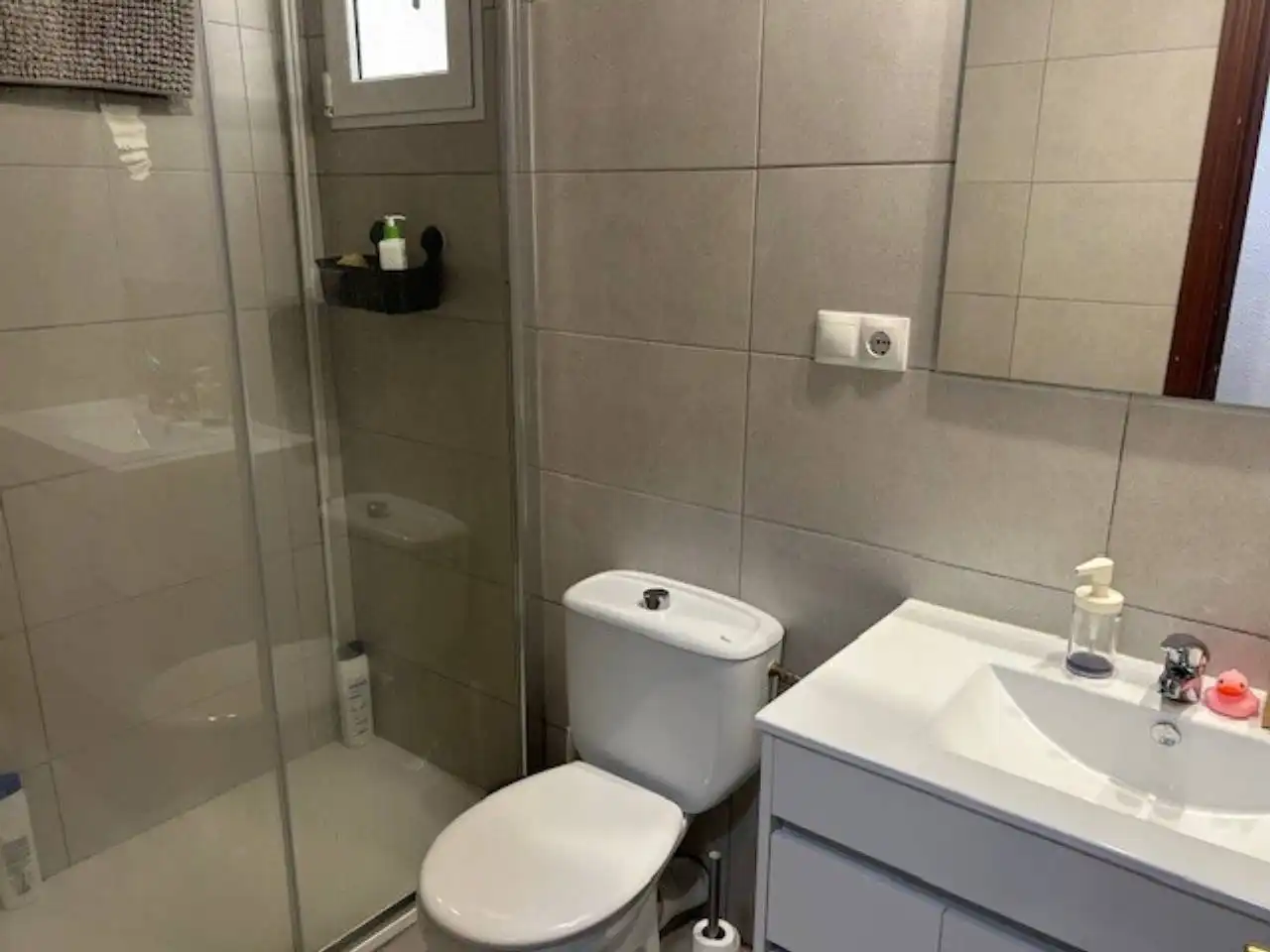 Badezimmer von Wohnung zur Miete in Terrassa mit Heizung, Möbliert und Balkon