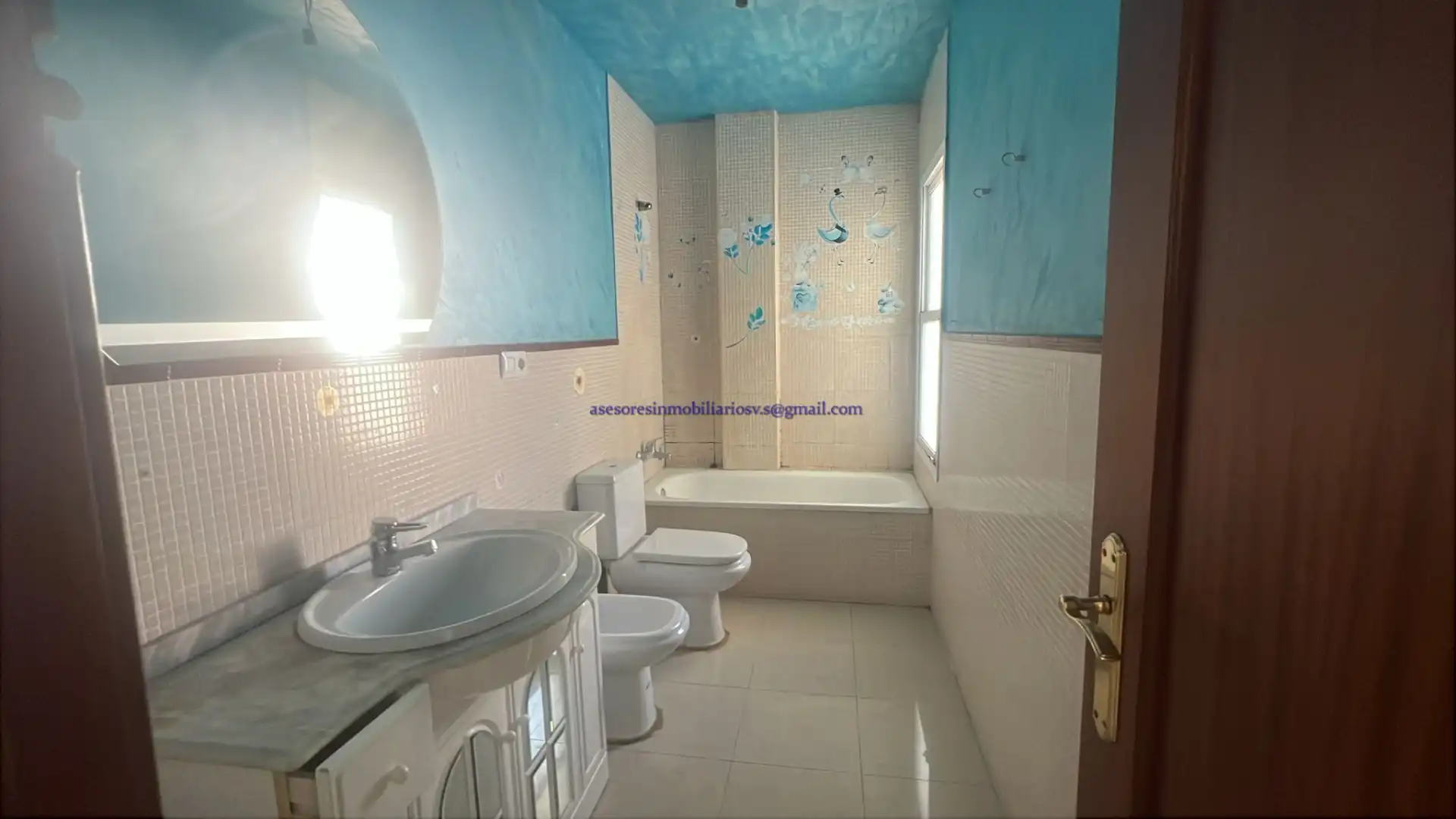 Badezimmer von Einfamilien-Reihenhaus zum Verkauf in Cantillana mit Balkon