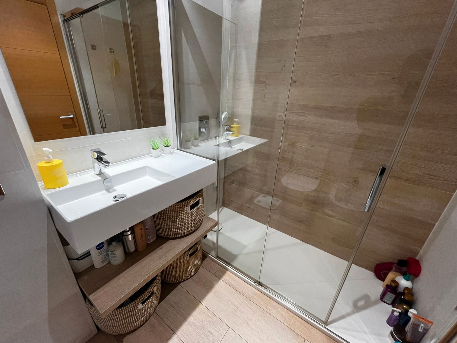 Bathroom of Flat for sale in  Barcelona Capital  with Air Conditioner, Heating and Oven