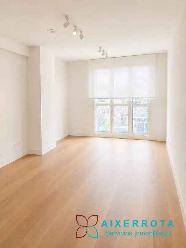 Sala d'estar de Pis de lloguer en Bilbao  amb Calefacció, Terrassa i Forn