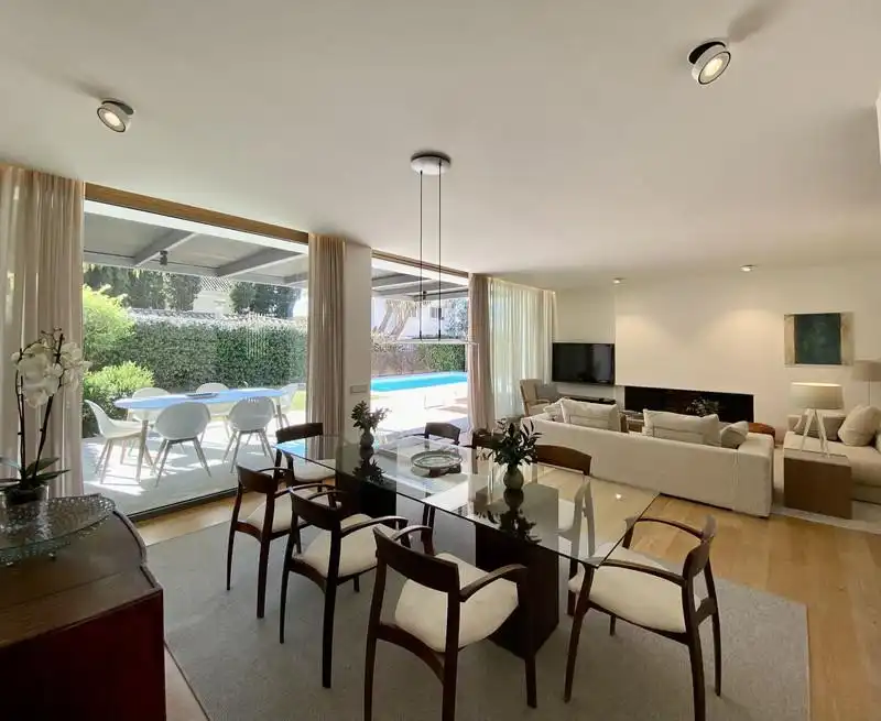 Sala d'estar de Casa adosada de lloguer en Marbella amb Aire condicionat, Calefacció i Jardí privat