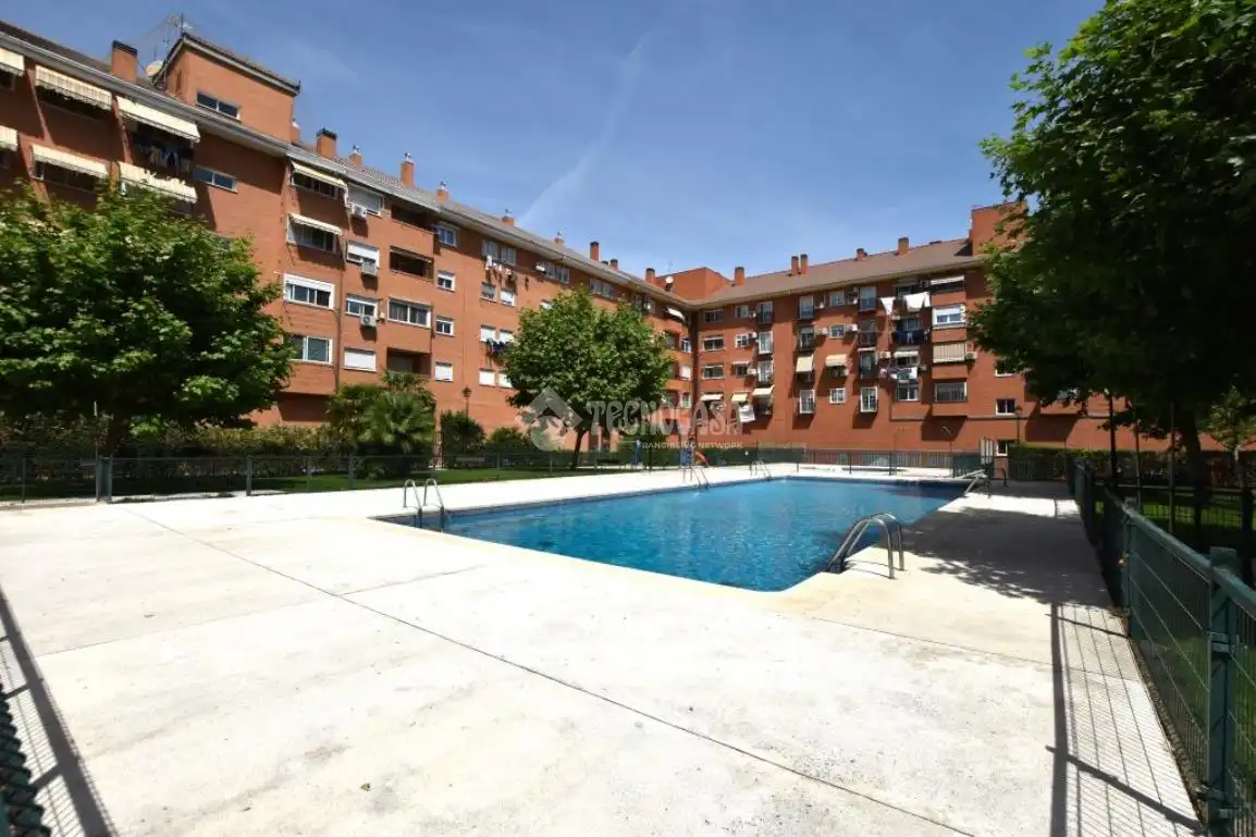 Vista exterior de Pis en venda en Fuenlabrada amb Aire condicionat, Calefacció i Piscina comunitària