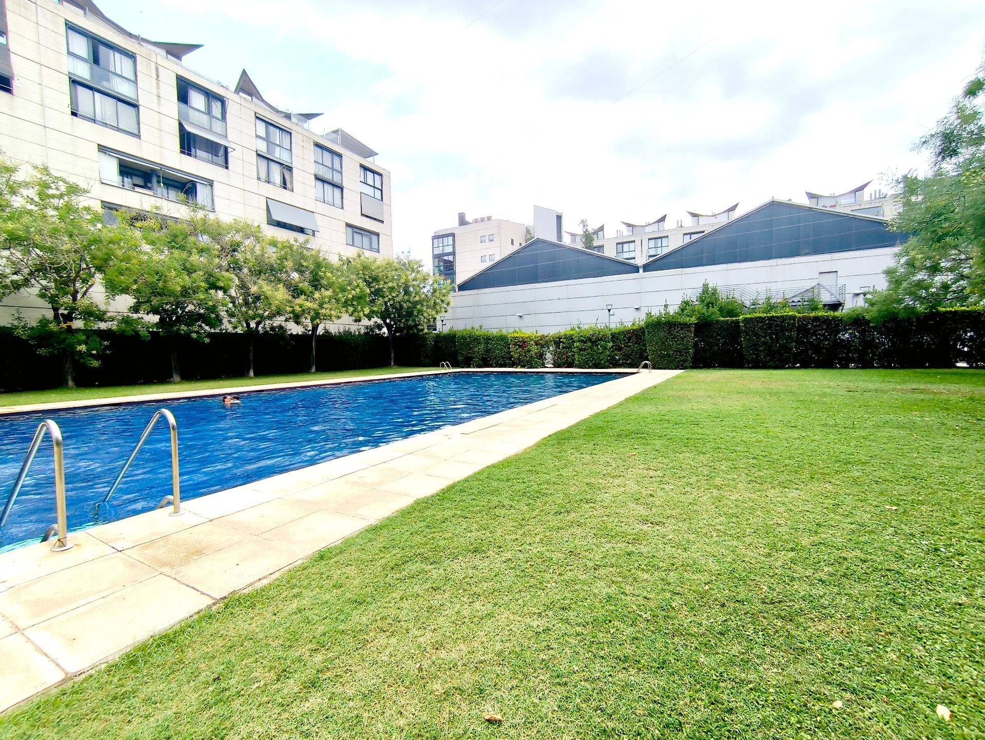 Swimming pool of Attic for sale in  Barcelona Capital  with Heating, Terrace and Community pool