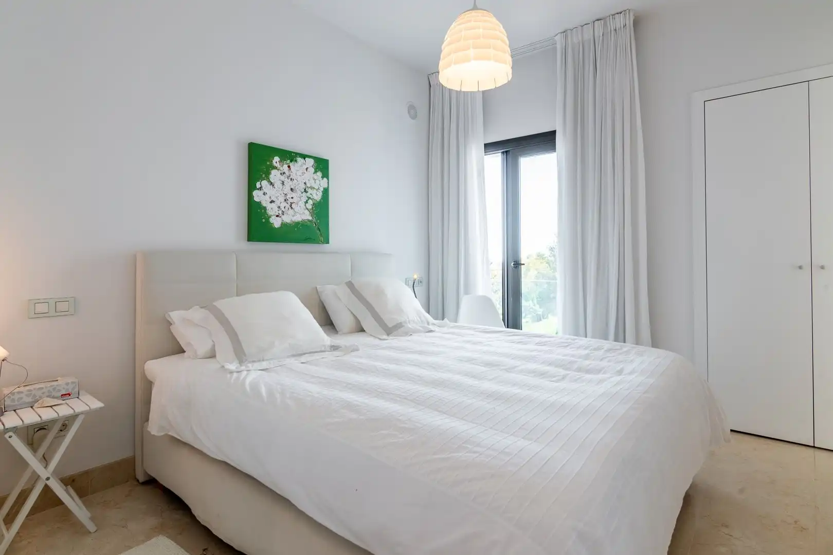 Dormitori de Casa o xalet de lloguer en Estepona amb Aire condicionat, Jardí privat i Terrassa