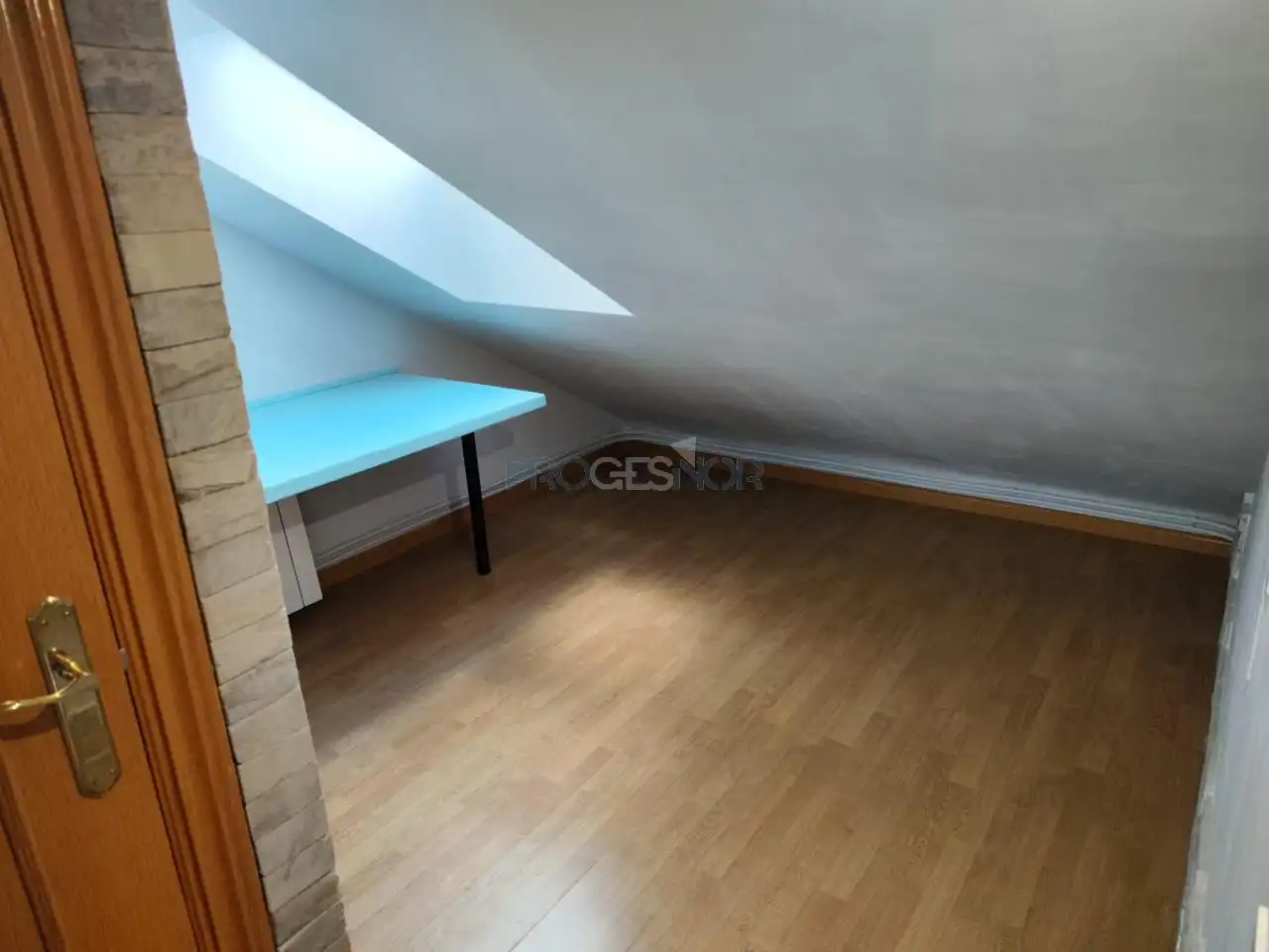 Dormitori de Casa adosada en venda en Valdefresno amb Calefacció, Jardí privat i Parquet