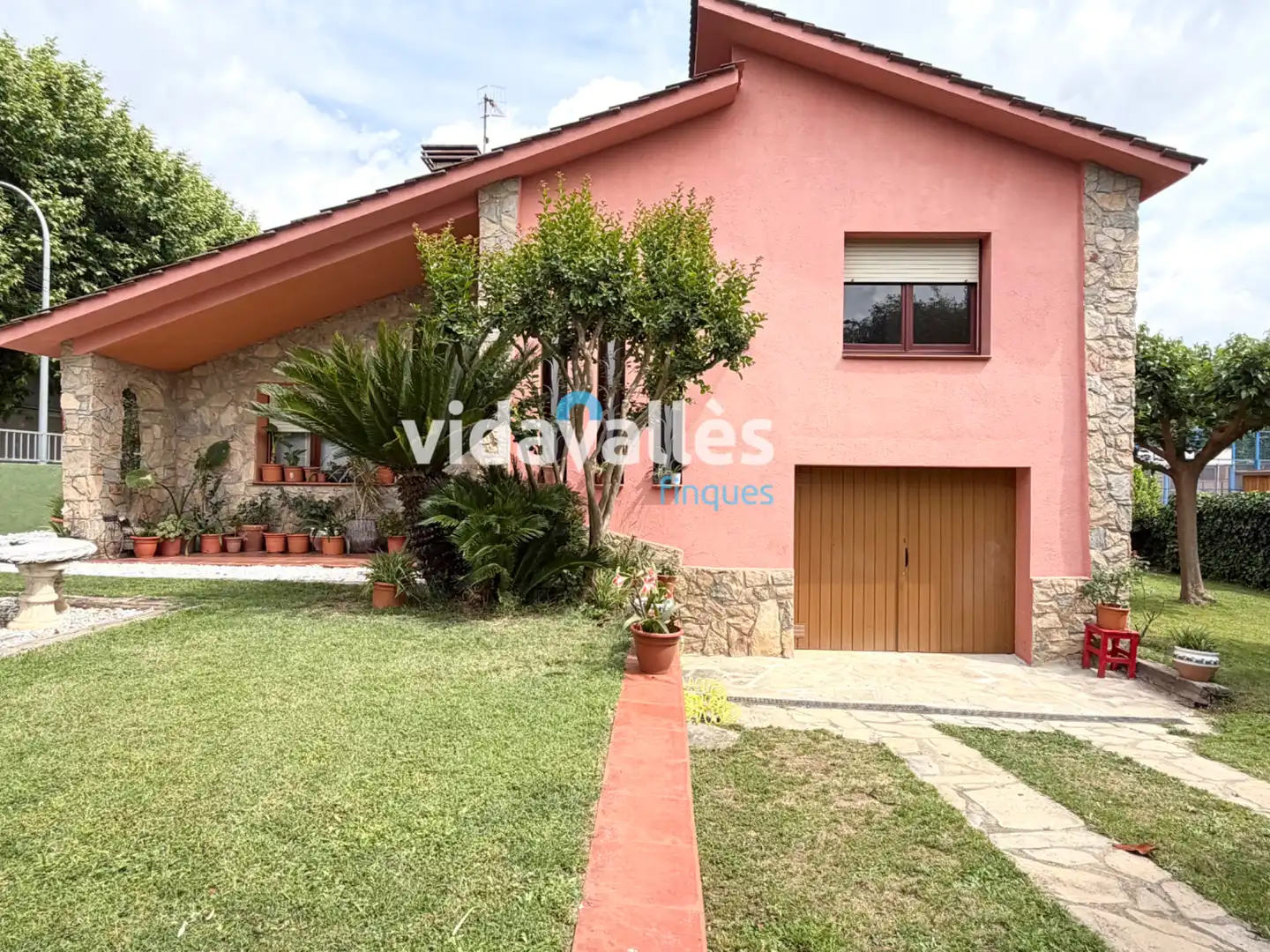 Casa amb terrassa en venda a Carrer Fluvià, imagen 2