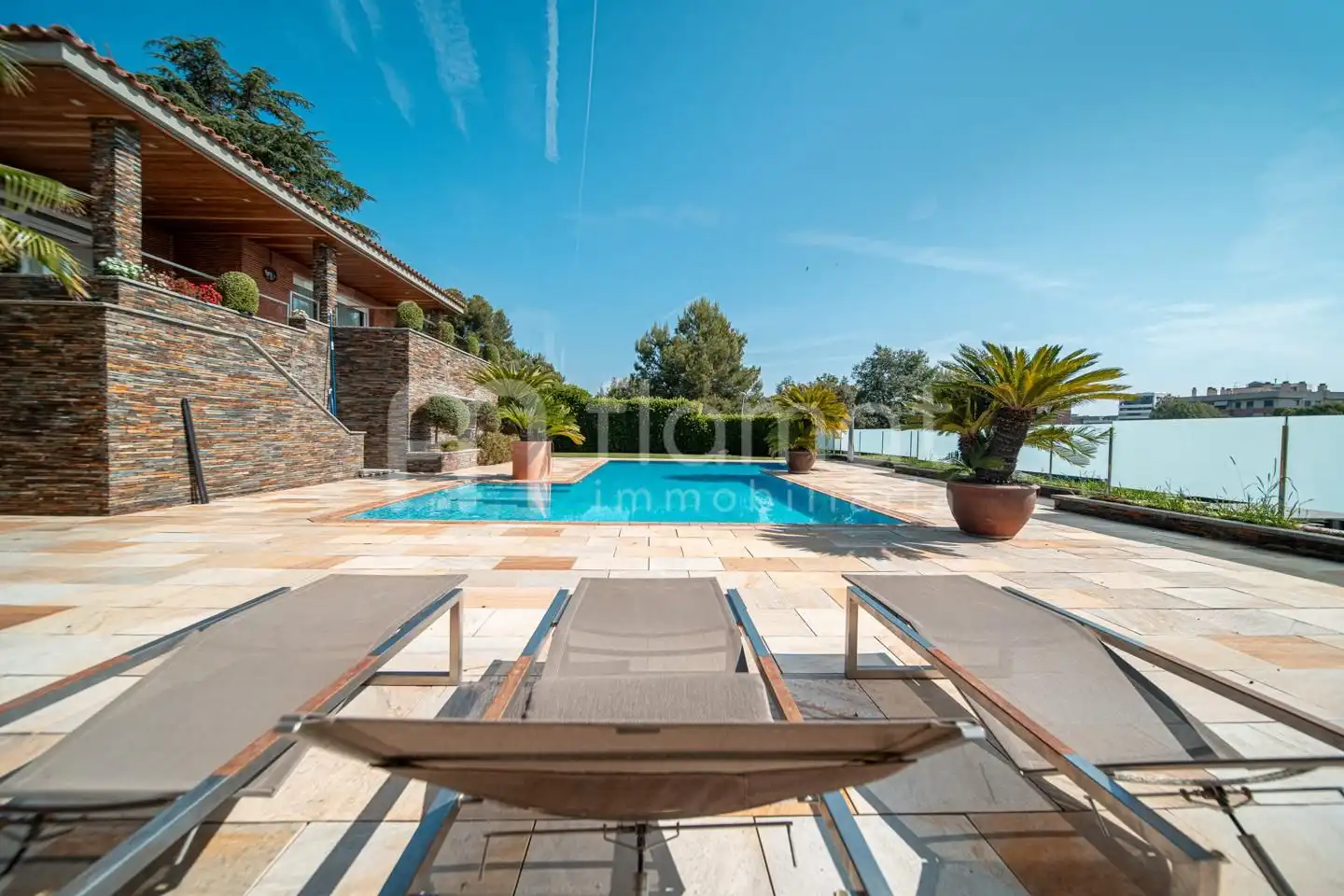 Vista exterior de Casa o xalet en venda en Sabadell amb Piscina