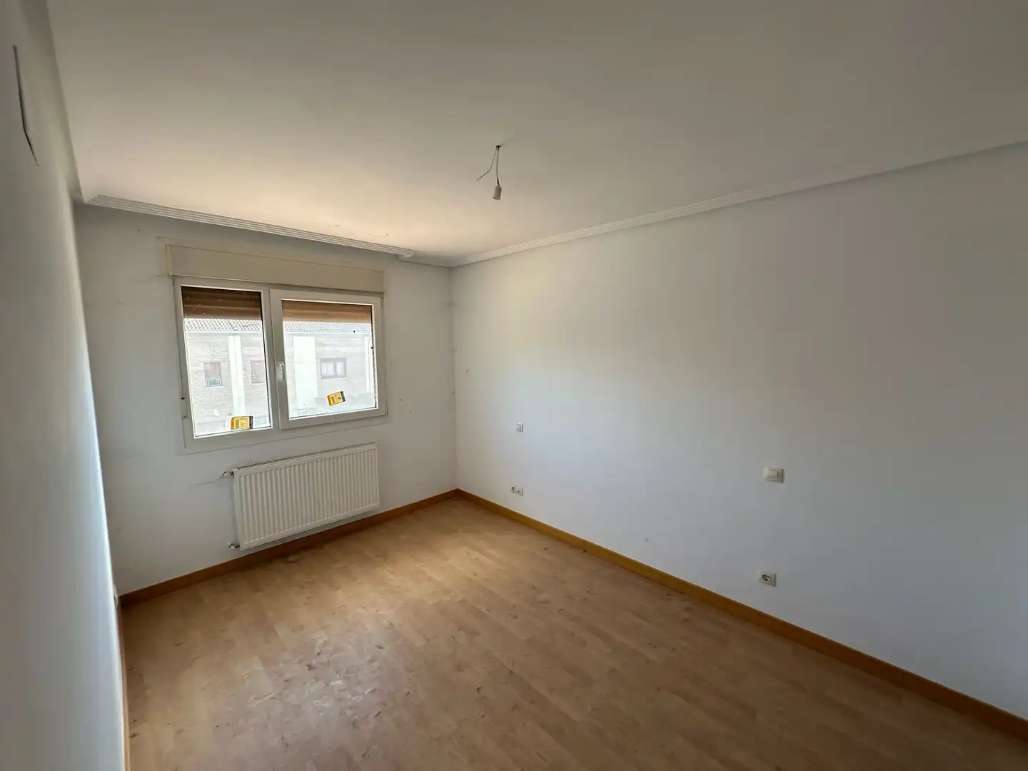 Habitación de Casa adosada en venta en Villariezo con Calefacción y Jardín privado