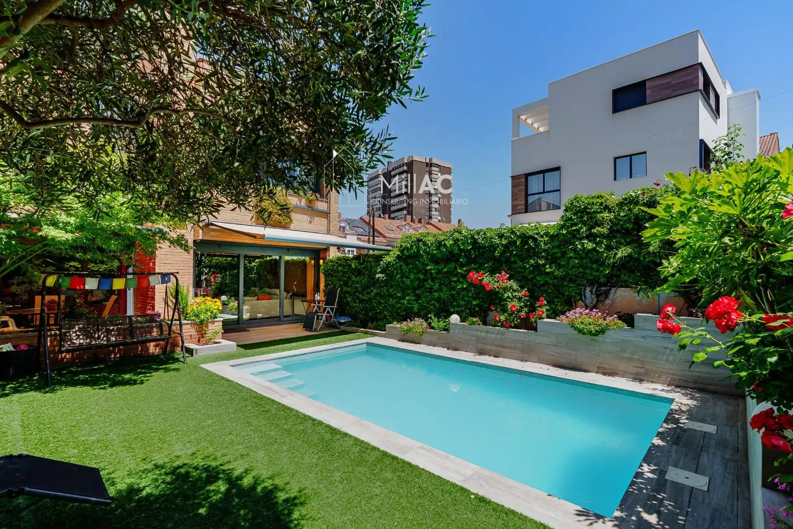 Piscina de Casa adosada en venta en Madrid con Aire acondicionado, Calefacción y Jardín privado