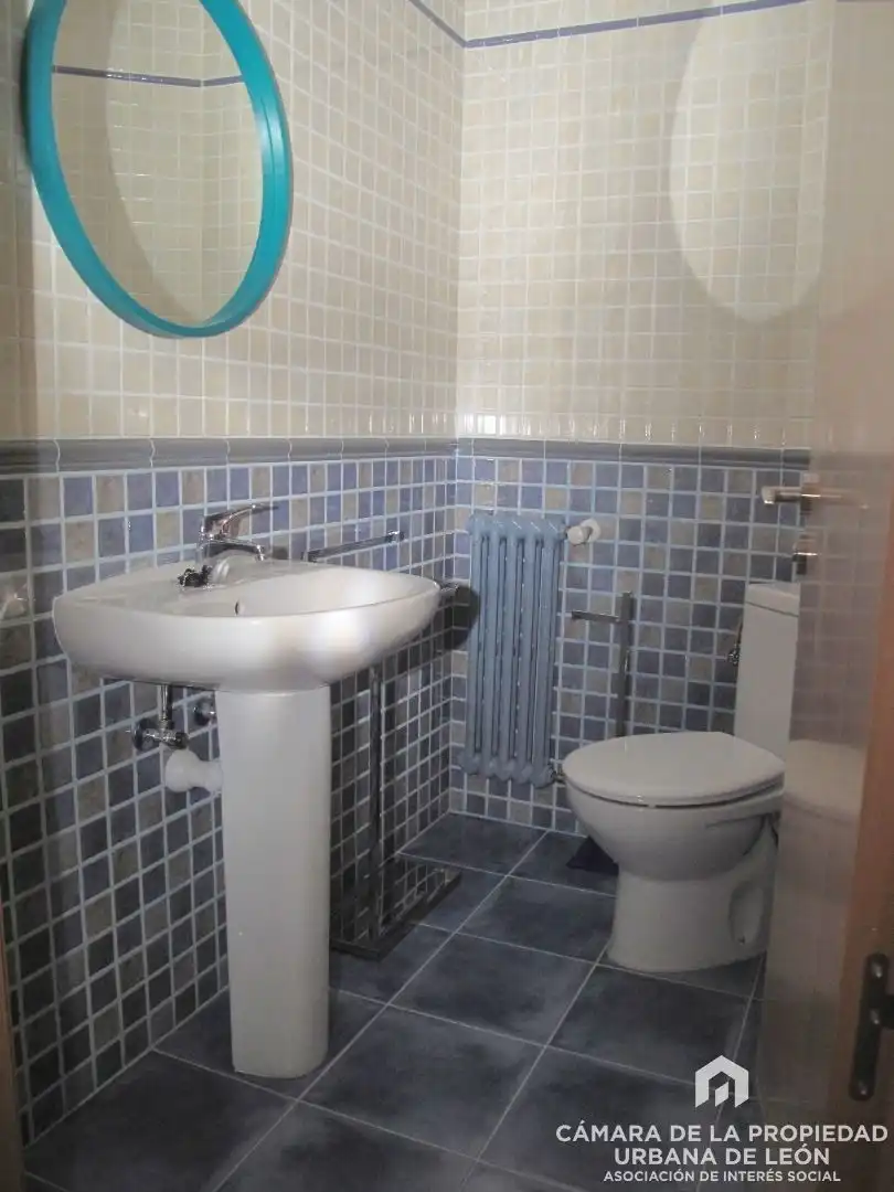 Baño de Piso de alquiler en León Capital  con Calefacción, Terraza y Amueblado