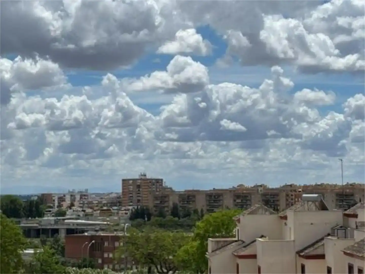 Vista exterior de Casa o xalet en venda en Tomares amb Aire condicionat i Balcó