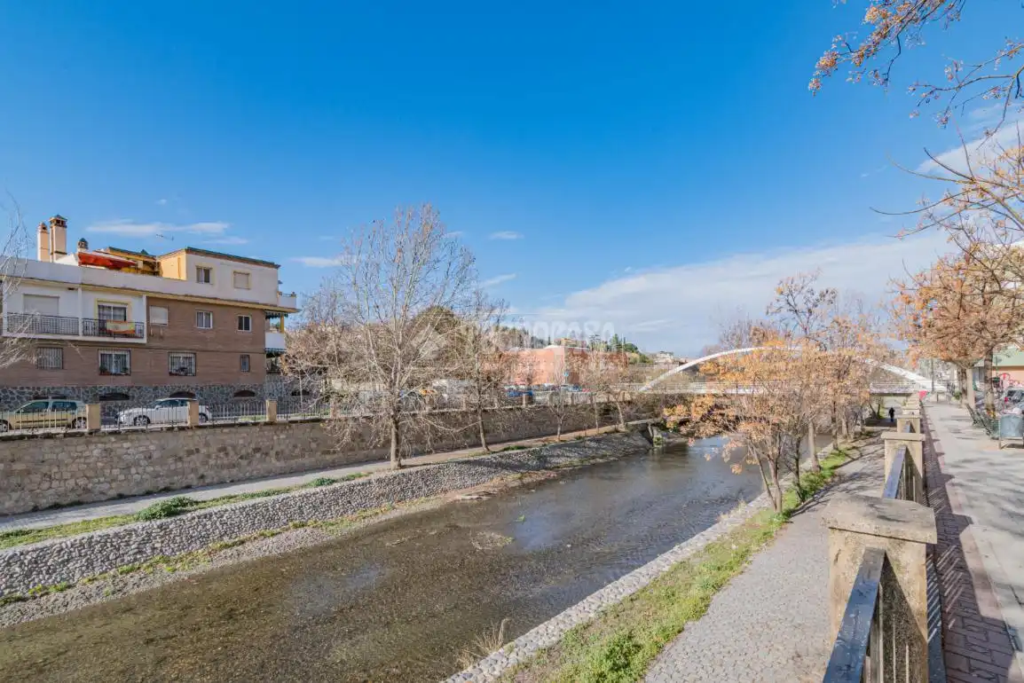 Vista exterior de Pis en venda en Granada amb Balcó