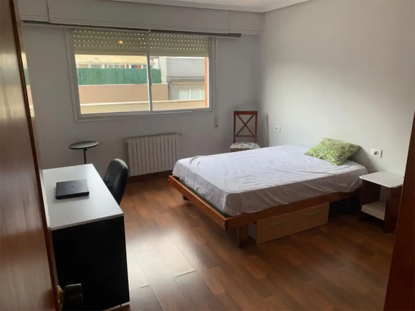 Dormitori de Pis per a compartir en Ferrol amb Parquet i Moblat