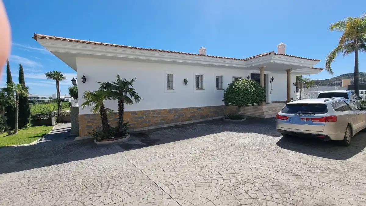 Vista exterior de Casa o xalet de lloguer en Benahavís amb Aire condicionat, Jardí privat i Terrassa