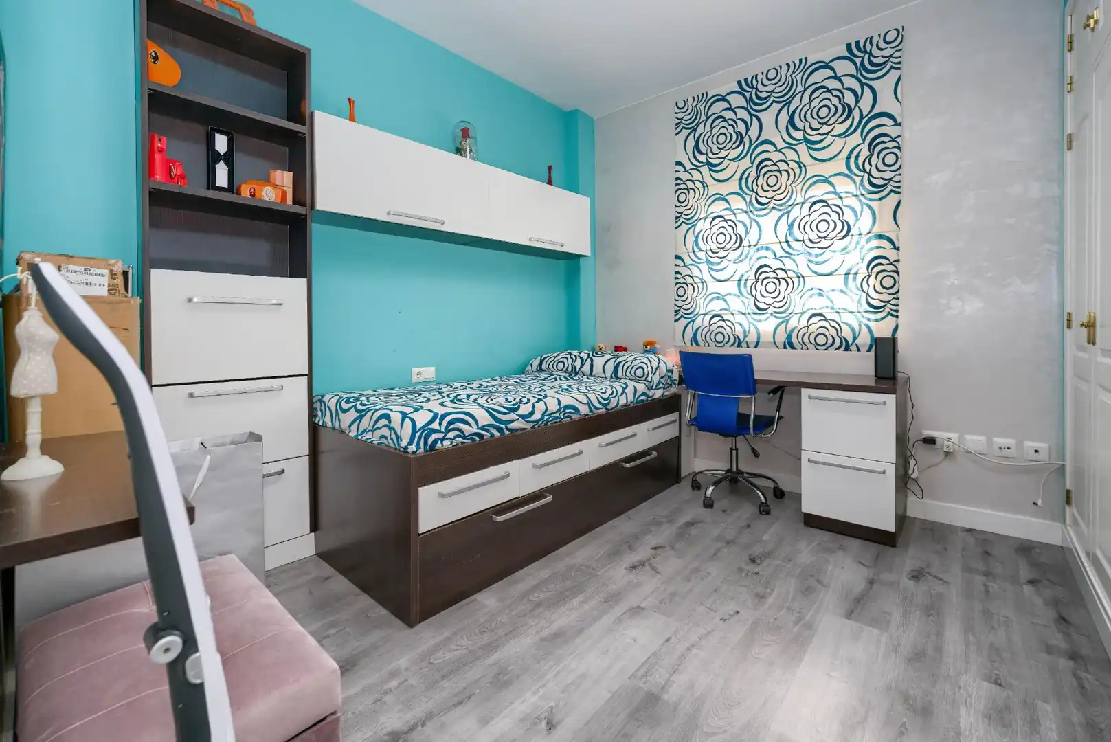 Schlafzimmer von Einfamilien-Reihenhaus zum Verkauf in Espartinas mit Klimaanlage, Heizung und Parkett