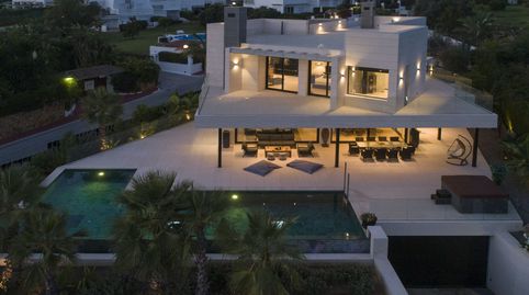 Descubre la joya del Valle del Golf en Nueva Andalucía: una villa contemporánea que redefine el lujo y la exclusividad.   Con 1.0, imatge 3