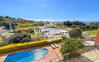 Vista exterior de Casa o xalet en venda en Mataró amb Aire condicionat, Terrassa i Piscina