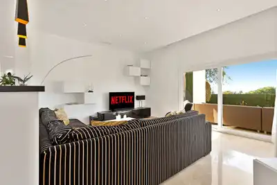 Sala d'estar de Casa o xalet en venda en Marbella amb Aire condicionat, Calefacció i Jardí privat