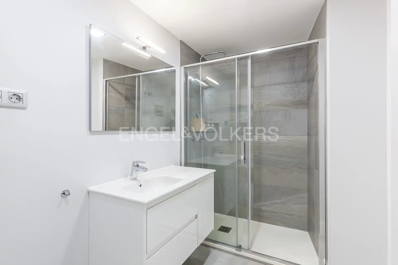 Bathroom of Flat for rent in Madrid  with Air Conditioner, Heating and Furnished