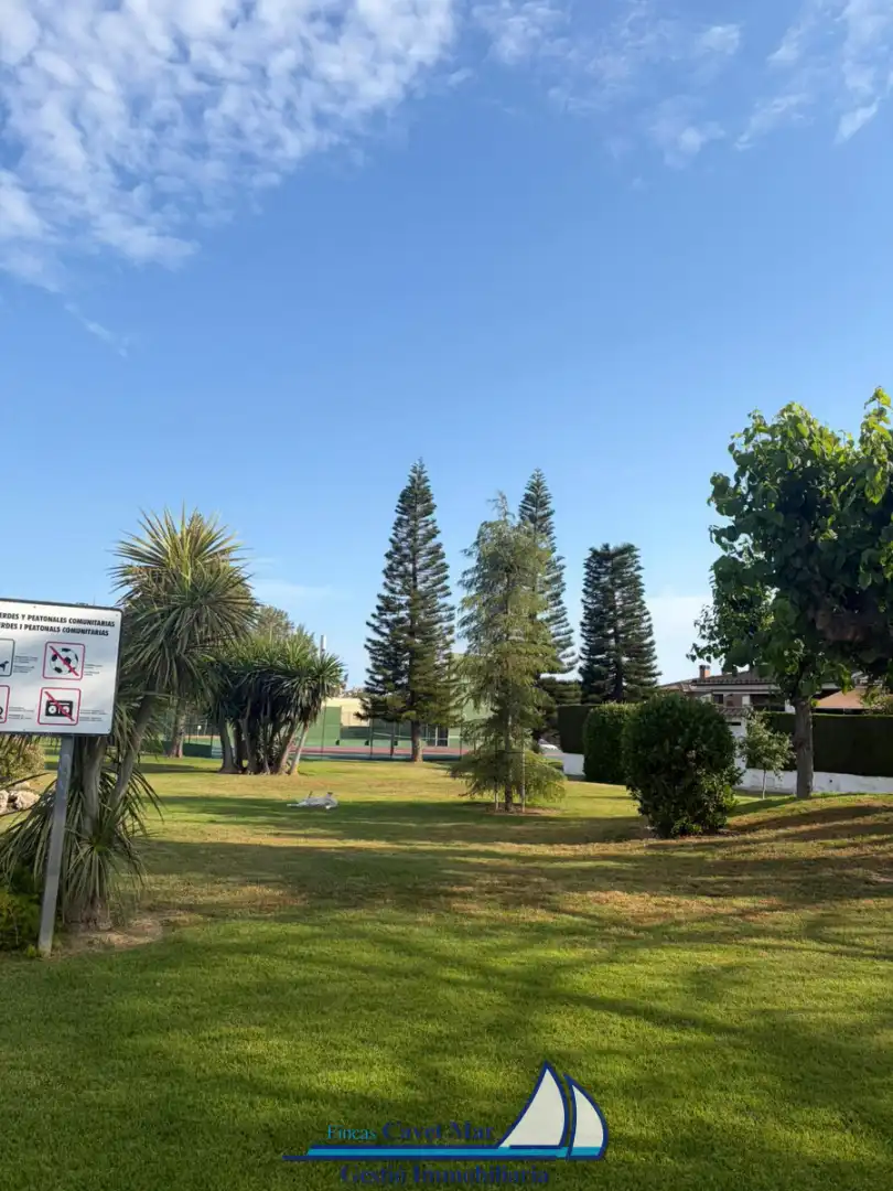 Jardí de Casa adosada en venda en Cambrils amb Aire condicionat, Calefacció i Jardí privat