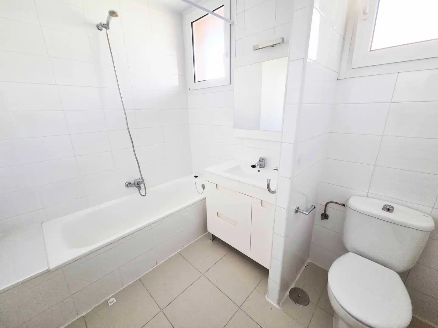 Baño de Casa adosada de alquiler en La Moraleja con Calefacción, Jardín privado y Terraza